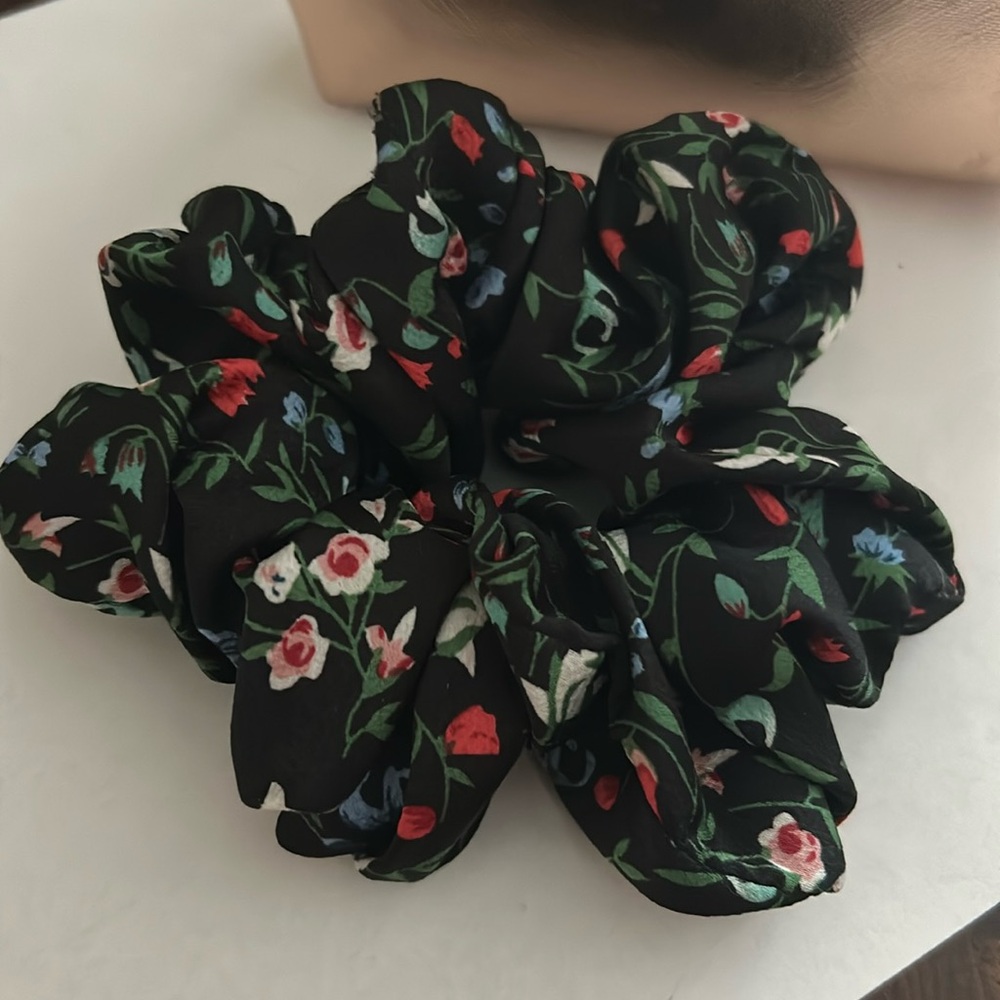 💚 6 for $25 💚 Large Floral Scrunchie